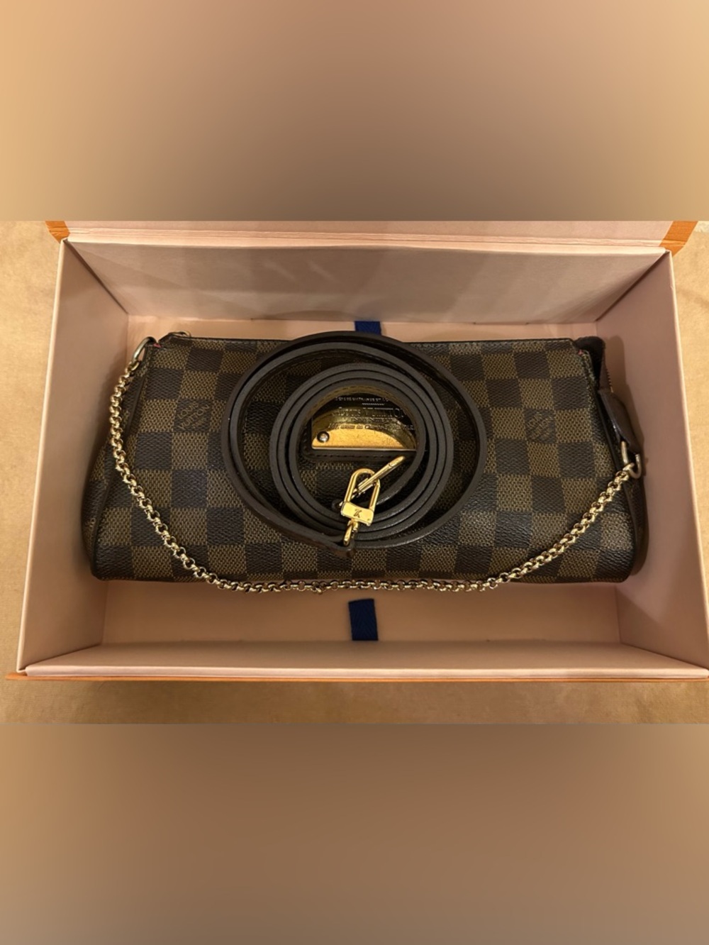 Louis Vuitton Damier Crossbag - Picture 5 of 16